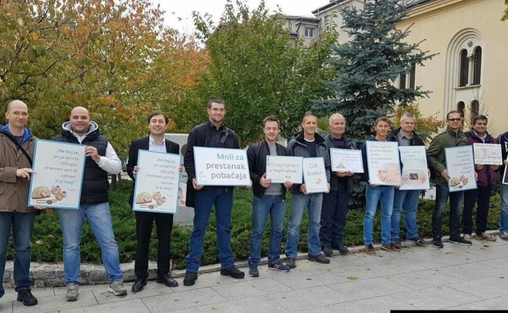 [PREMOĆNE FOTOGRAFIJE] Stotine muškaraca danas molilo za spas nerođene djece!