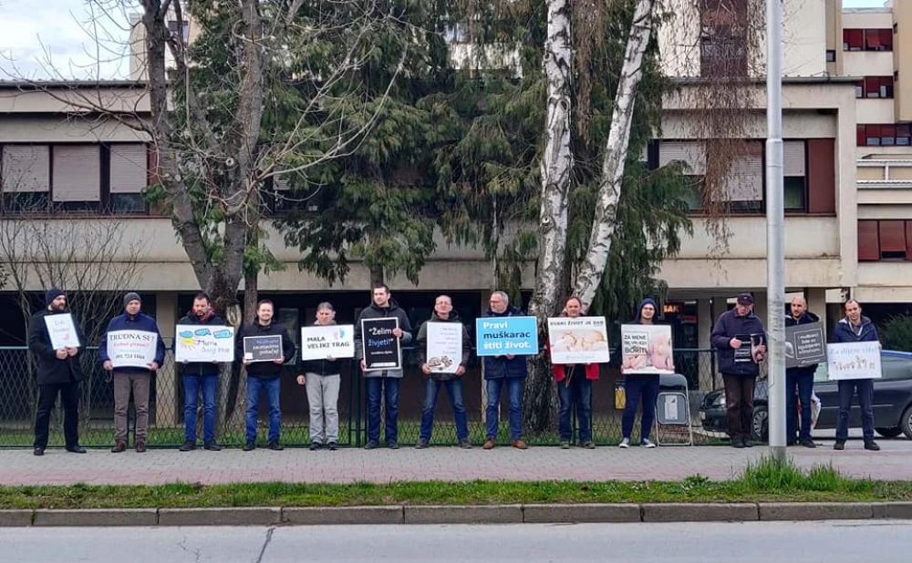 To su muškarci! Svake srijede mole za spas nerođene djece u svome gradu!
