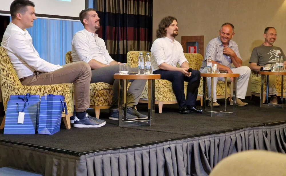 FOTO Održana 3. konferencija katoličkih muškaraca 'Budi muškarac' i molitva krunice ispred katedrale