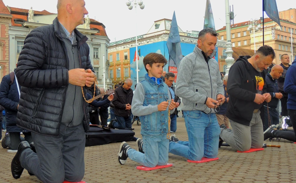 MOĆNI PRIZORI Fotografije očeva i sinova kako zajedno mole krunicu