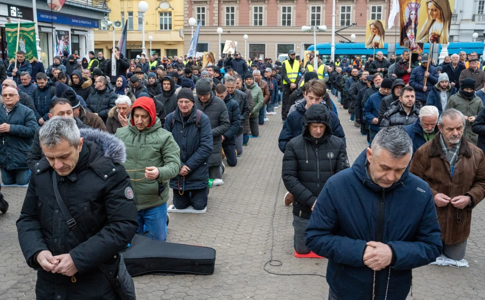 FOTO & VIDEO Održana najmirnija, najposjećenija i najmilosnija muška molitva krunice na Trgu
