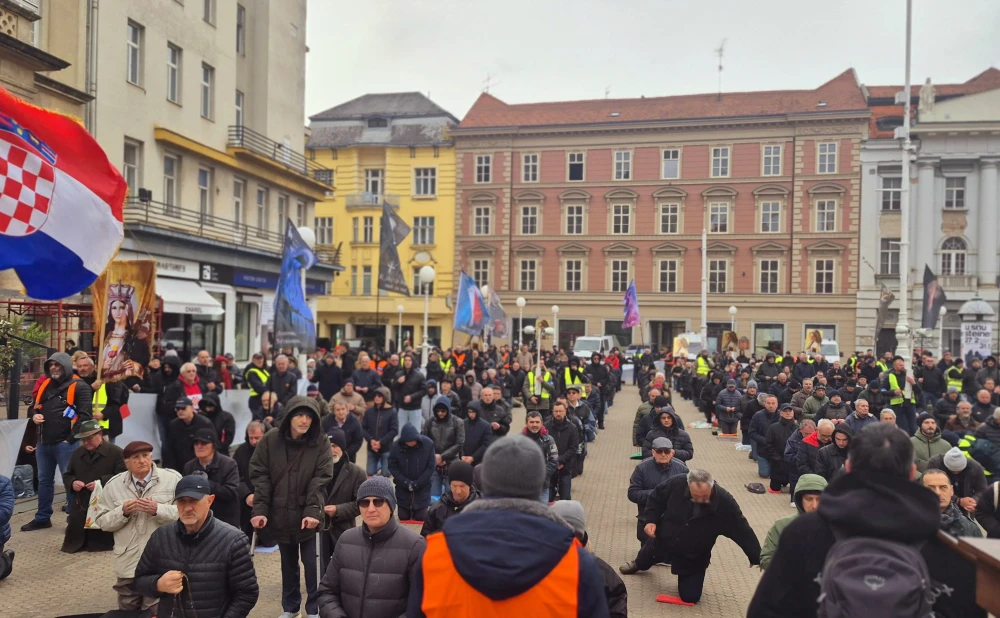 FOTO & VIDEO Održana još jedna mirna, milosna i posjećena muška molitva krunice na Trgu