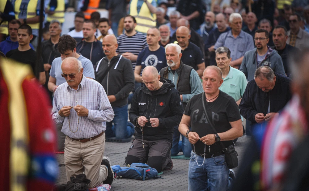 CHAT GPT SLAŽE SE S NAMA: Zašto su napadi na molitelje neprihvatljivi