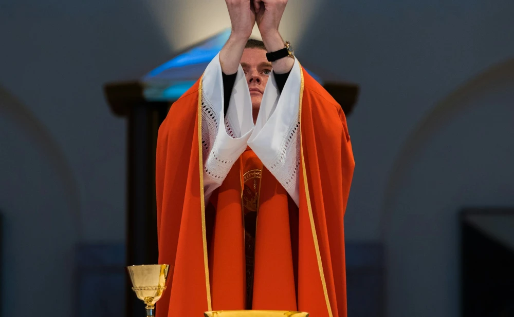 SVEĆENIK ODGOVARA Zove li me Bog na svećeništvo?