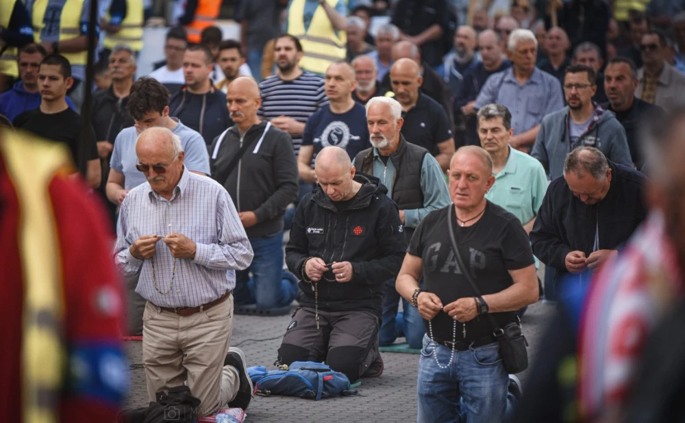 I ove prve subote muškarci mole krunicu na 28 lokacija diljem Lijepe Naše