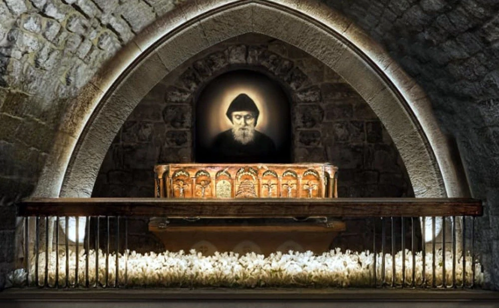 Papa je molio na grobu sv. Šarbela!
