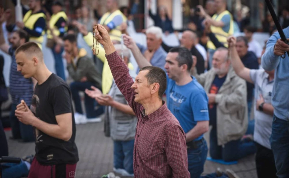Ove prve subote muškarci mole krunicu na 30 lokacija diljem Lijepe Naše