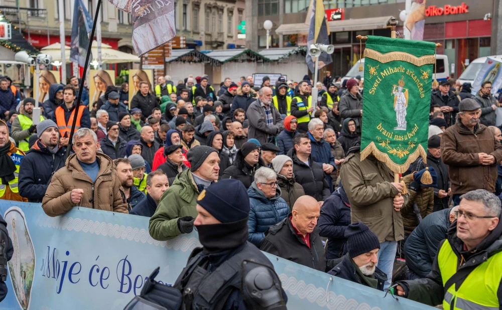 FOTO/VIDEO Nove nakane i pun Trg na prvoj ovogodišnjoj krunici muškaraca
