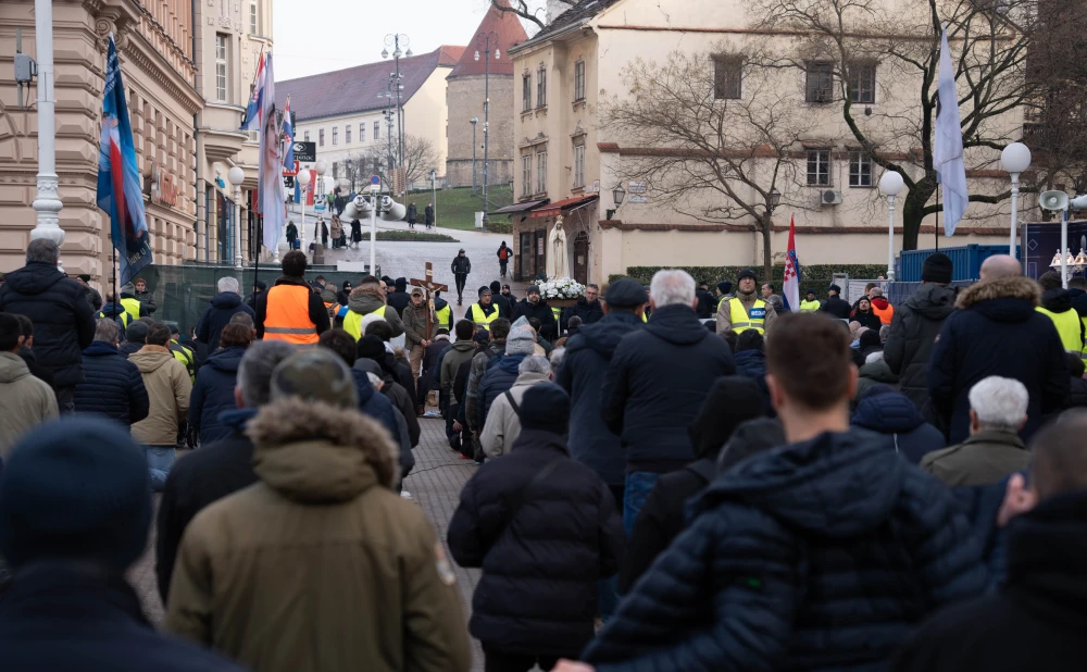FOTO & VIDEO Najposjećenija javna molitva krunice muškaraca u Zagrebu u ovoj godini