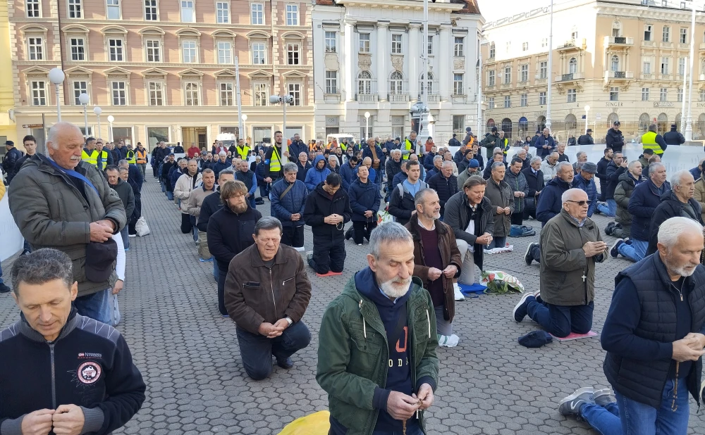 FOTO/VIDEO Na Veliku subotu održana još jedna javna molitva krunice