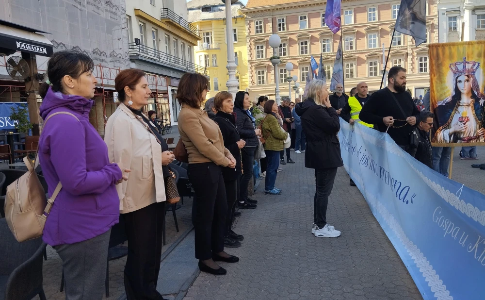 ŽENE O MOLITVI KRUNICE: Ponosne smo na naše dečke!