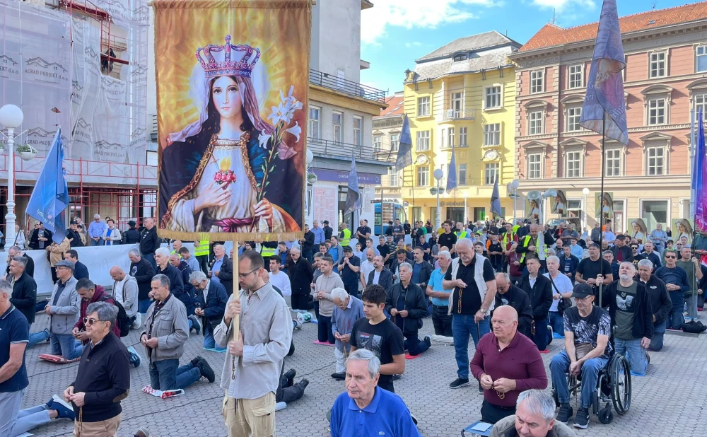 FOTO Održana lipanjska molitva krunice s marijanskom procesijom