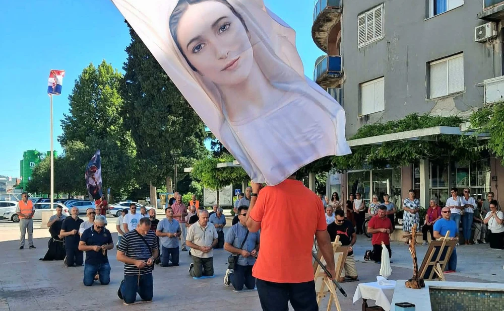 FOTOGALERIJA Muškarci molili krunicu diljem Hrvatske, ali i u inozemstvu