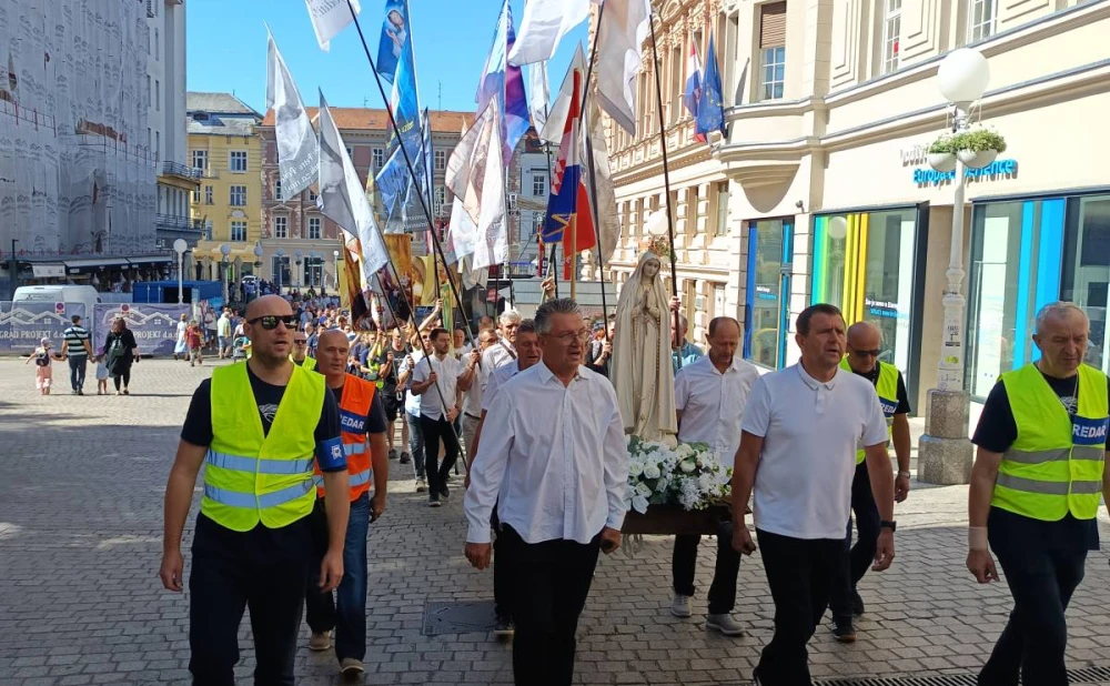 Pišemo knjigu o javnoj molitvi krunice – trebamo i vašu pomoć!