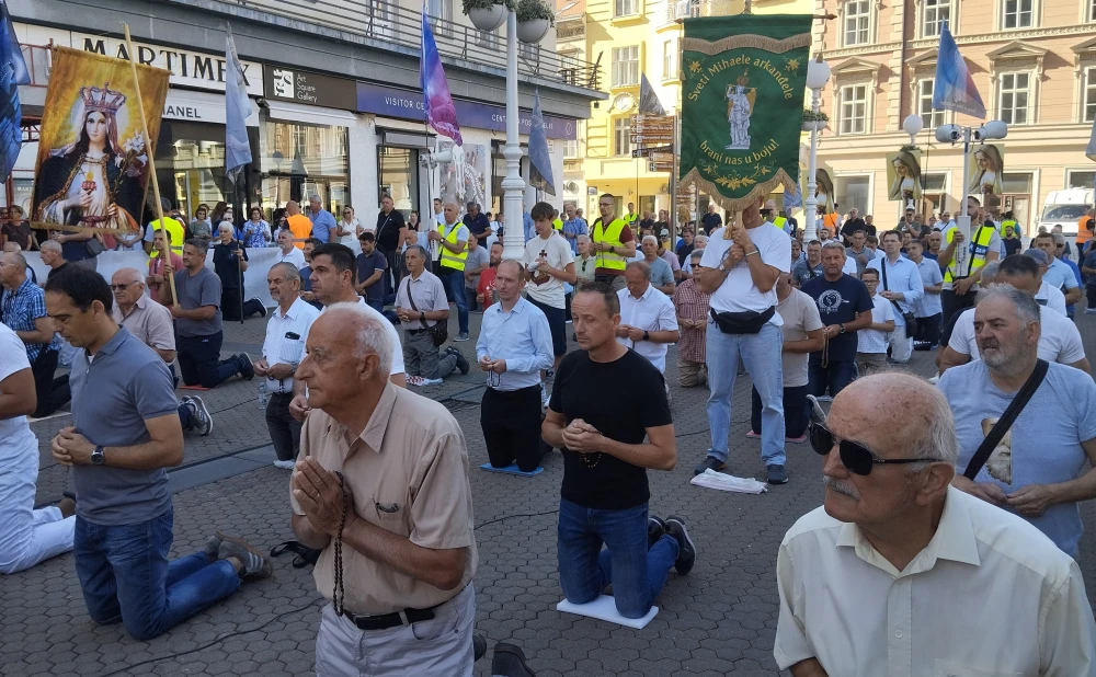 I ove prve subote muškarci mole krunicu na 31 lokaciji diljem Hrvatske
