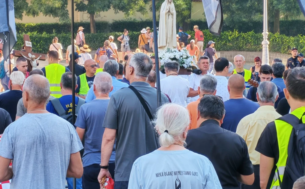 FOTO/VIDEO Molitva krunice i čin zadovoljštine za oskvrnuće Gospina kipa u sklopu pet prvih subota