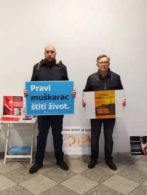 [PREMOĆNE FOTOGRAFIJE] Stotine muškaraca danas molilo za spas nerođene djece!