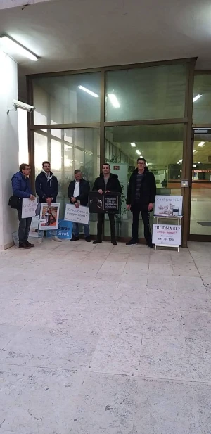 [PREMOĆNE FOTOGRAFIJE] Stotine muškaraca danas molilo za spas nerođene djece!