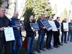 To su muškarci! Svake srijede mole za spas nerođene djece u svome gradu!