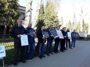 To su muškarci! Svake srijede mole za spas nerođene djece u svome gradu!