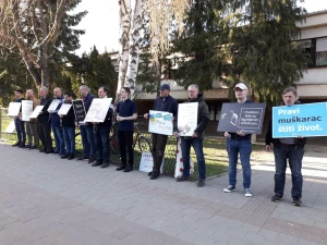To su muškarci! Svake srijede mole za spas nerođene djece u svome gradu!