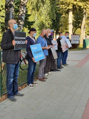 To su muškarci! Svake srijede mole za spas nerođene djece u svome gradu!