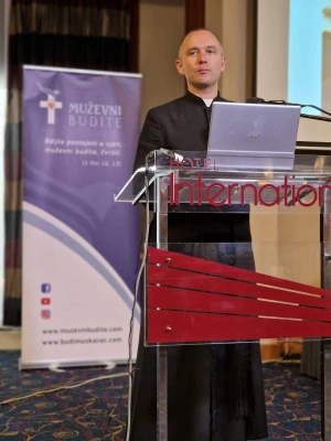 FOTO Održana 3. konferencija katoličkih muškaraca 'Budi muškarac' i molitva krunice ispred katedrale
