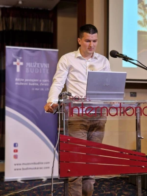 FOTO Održana 3. konferencija katoličkih muškaraca 'Budi muškarac' i molitva krunice ispred katedrale