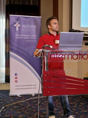 FOTO Održana 3. konferencija katoličkih muškaraca 'Budi muškarac' i molitva krunice ispred katedrale