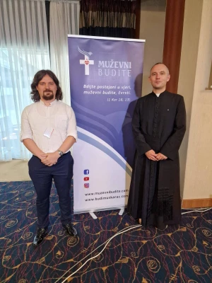 FOTO Održana 3. konferencija katoličkih muškaraca 'Budi muškarac' i molitva krunice ispred katedrale