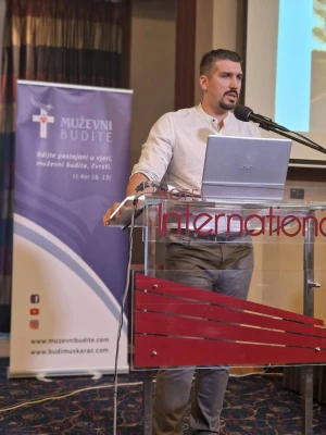 FOTO Održana 3. konferencija katoličkih muškaraca 'Budi muškarac' i molitva krunice ispred katedrale