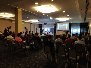 FOTO Održana 3. konferencija katoličkih muškaraca 'Budi muškarac' i molitva krunice ispred katedrale