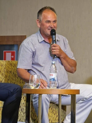 FOTO Održana 3. konferencija katoličkih muškaraca 'Budi muškarac' i molitva krunice ispred katedrale