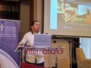 FOTO Održana 3. konferencija katoličkih muškaraca 'Budi muškarac' i molitva krunice ispred katedrale