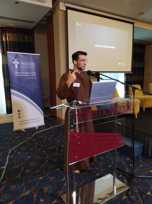 FOTO Održana 3. konferencija katoličkih muškaraca 'Budi muškarac' i molitva krunice ispred katedrale