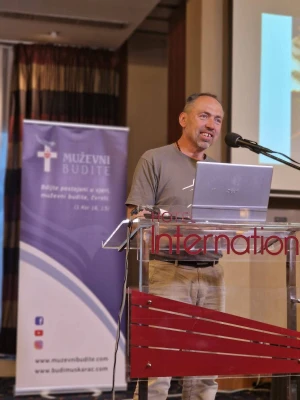 FOTO Održana 3. konferencija katoličkih muškaraca 'Budi muškarac' i molitva krunice ispred katedrale