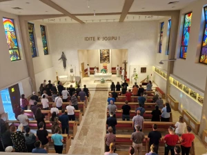 FOTO Održana 3. konferencija katoličkih muškaraca 'Budi muškarac' i molitva krunice ispred katedrale