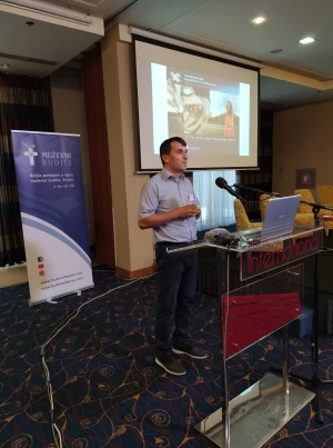 FOTO Održana 3. konferencija katoličkih muškaraca 'Budi muškarac' i molitva krunice ispred katedrale