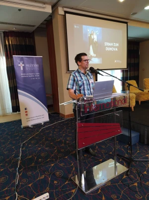FOTO Održana 3. konferencija katoličkih muškaraca 'Budi muškarac' i molitva krunice ispred katedrale