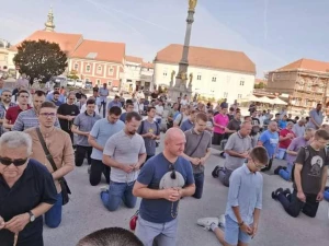 FOTO Održana 3. konferencija katoličkih muškaraca 'Budi muškarac' i molitva krunice ispred katedrale