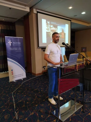 FOTO Održana 3. konferencija katoličkih muškaraca 'Budi muškarac' i molitva krunice ispred katedrale
