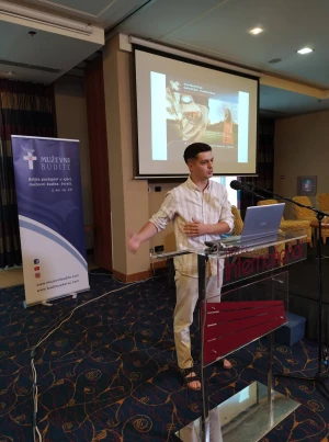 FOTO Održana 3. konferencija katoličkih muškaraca 'Budi muškarac' i molitva krunice ispred katedrale