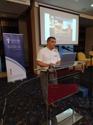 FOTO Održana 3. konferencija katoličkih muškaraca 'Budi muškarac' i molitva krunice ispred katedrale