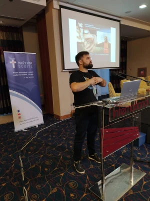 FOTO Održana 3. konferencija katoličkih muškaraca 'Budi muškarac' i molitva krunice ispred katedrale