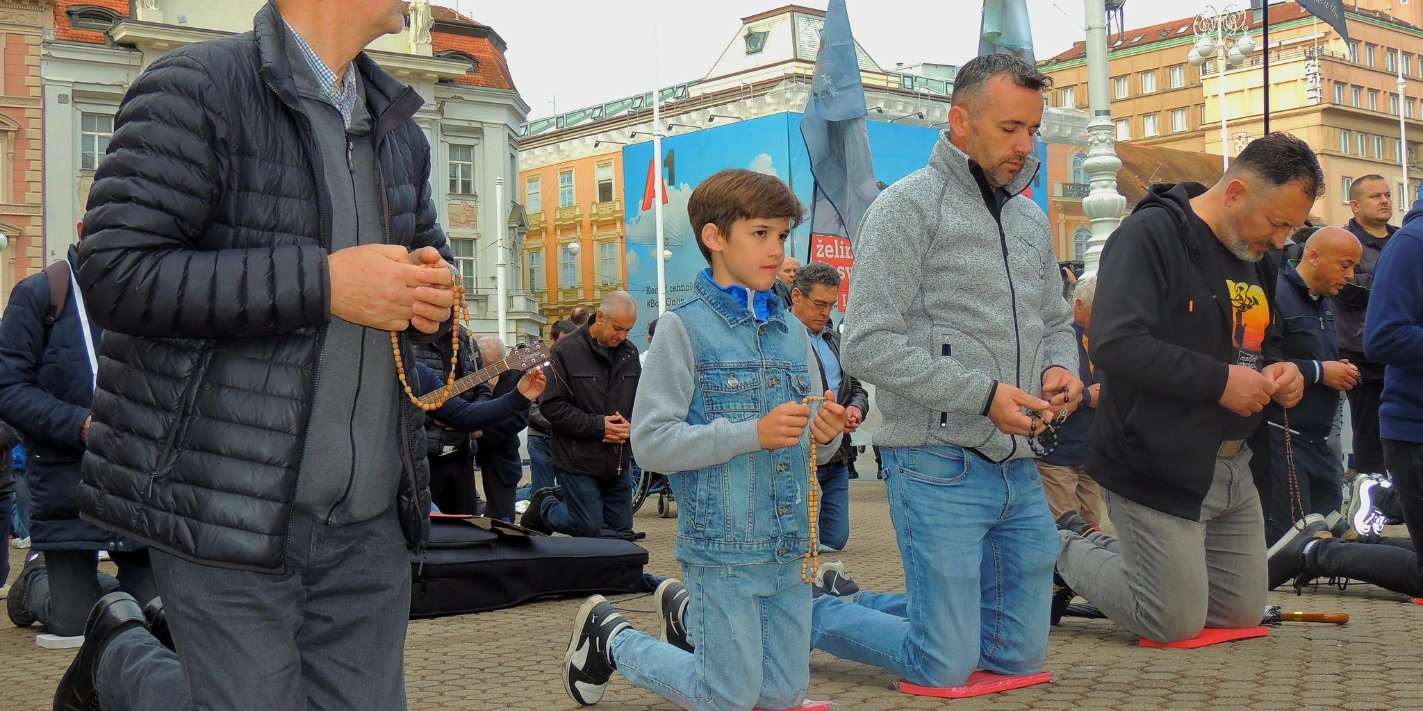MOĆNI PRIZORI Fotografije očeva i sinova kako zajedno mole krunicu