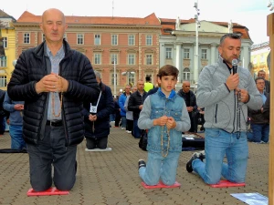 MOĆNI PRIZORI Fotografije očeva i sinova kako zajedno mole krunicu