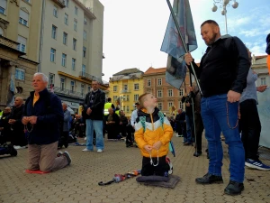 MOĆNI PRIZORI Fotografije očeva i sinova kako zajedno mole krunicu
