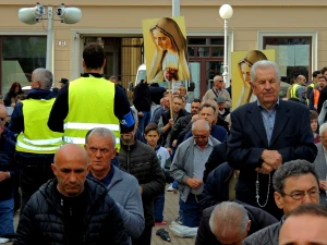MOĆNI PRIZORI Fotografije očeva i sinova kako zajedno mole krunicu