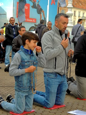 MOĆNI PRIZORI Fotografije očeva i sinova kako zajedno mole krunicu