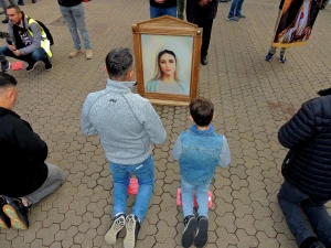 MOĆNI PRIZORI Fotografije očeva i sinova kako zajedno mole krunicu